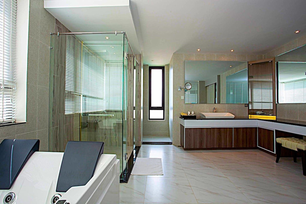 Junior Suite, Pool View - Photo 11