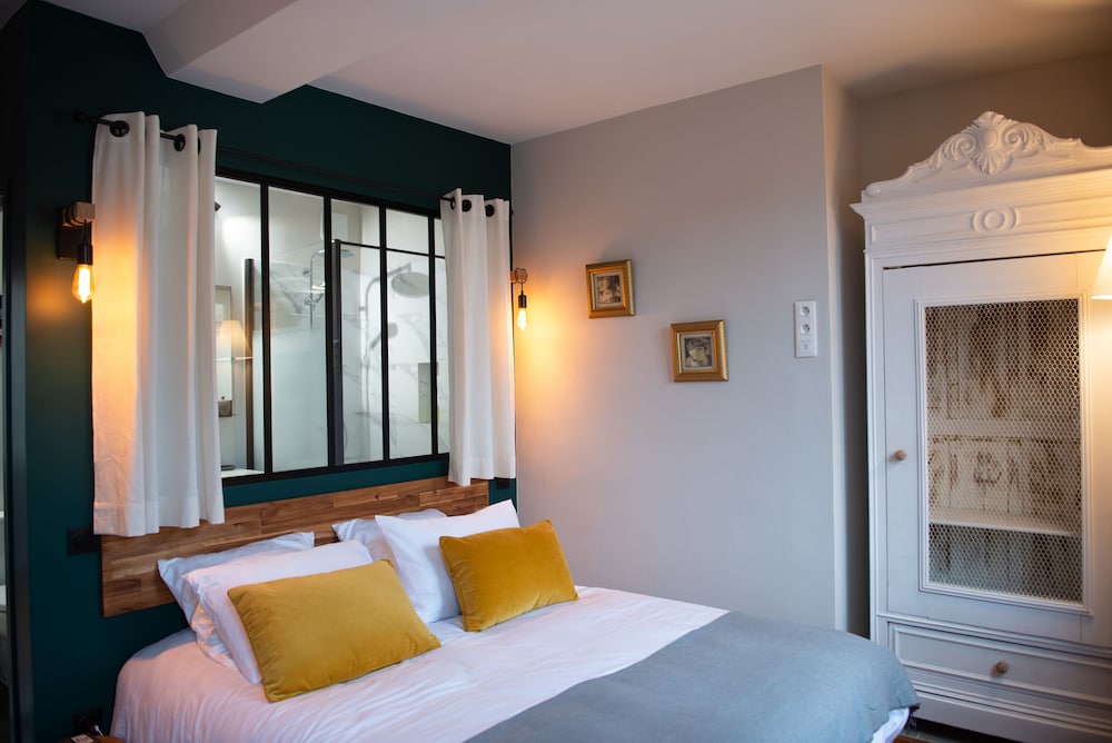 Signature Double Room, Ensuite, City View (Côté Seine ) photo 3