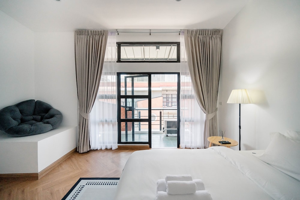 Classic Double Room, 1 King Bed, Bathtub photo 1