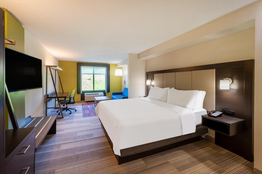 Suite, 1 King Bed (Walk-In Shower) - Photo 6