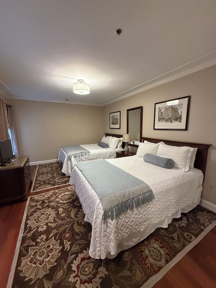 Family Room, TWO QUEEN BED SUITE with Wet Bar