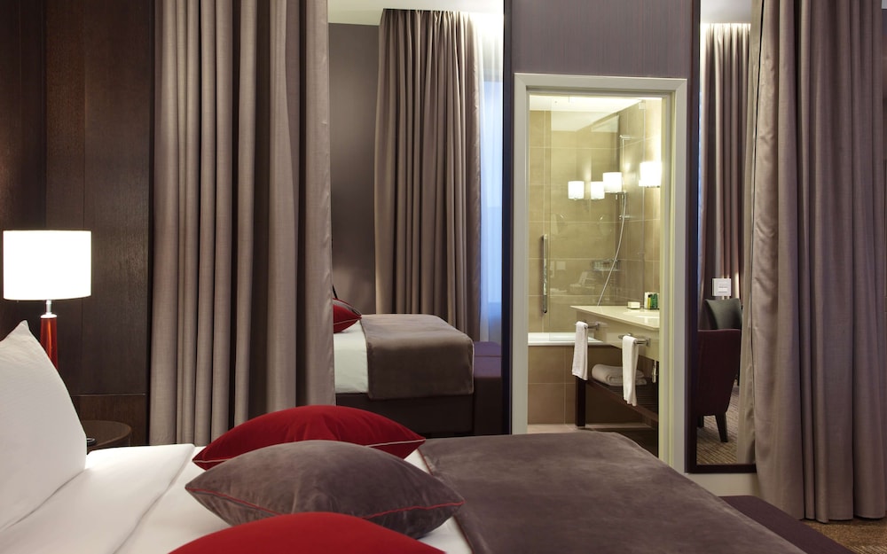 Deluxe Room, 1 King Bed photo 3