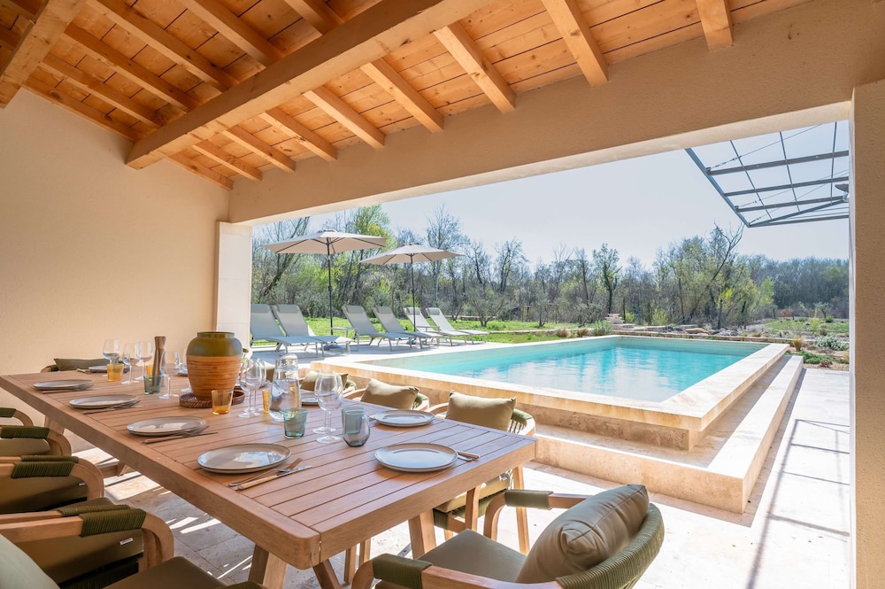 Villa photo 2