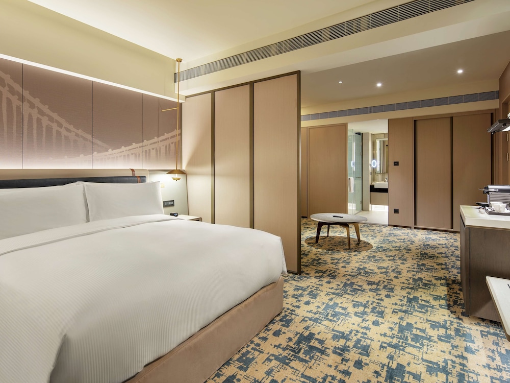 Deluxe Suite, 1 King Bed - Photo 1