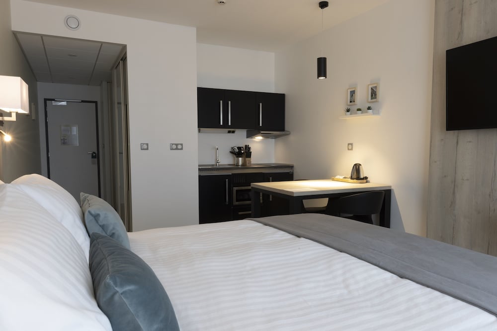 Junior Suite, 1 Queen Bed, Balcony, Courtyard View