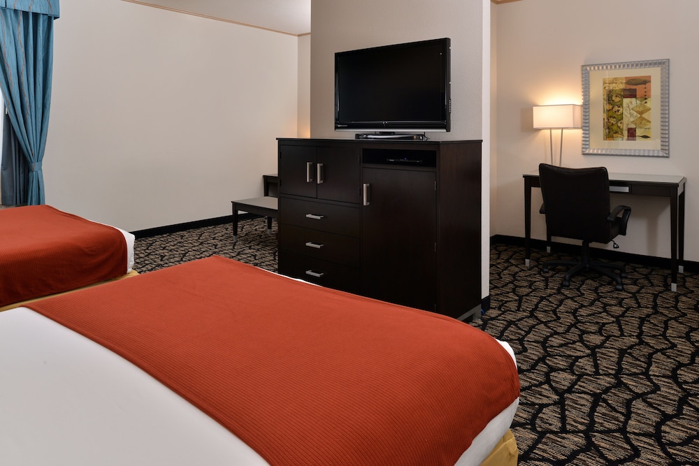Suite, 1 Bedroom (2 Queen, Sofa Bed) - Photo 1