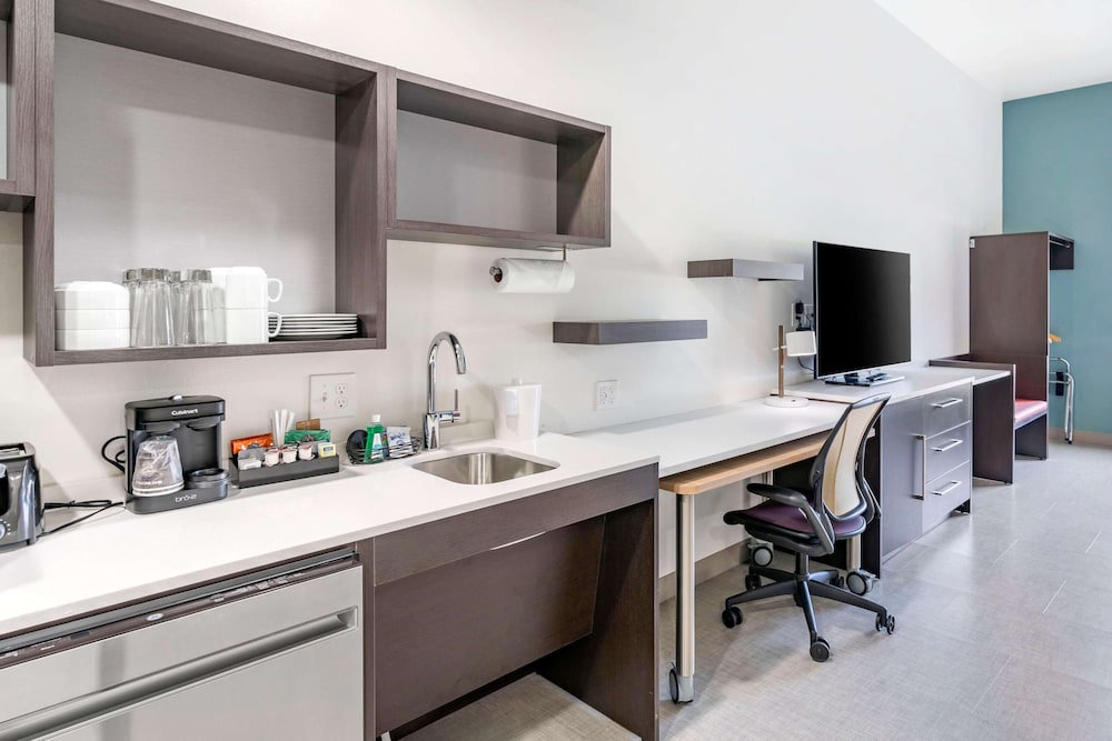 Studio Suite, 1 King Bed, Accessible (Roll-In Shower) - Photo 3