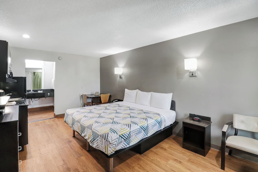Standard Room, 1 King Bed, Non Smoking, Kitchenette photo 1