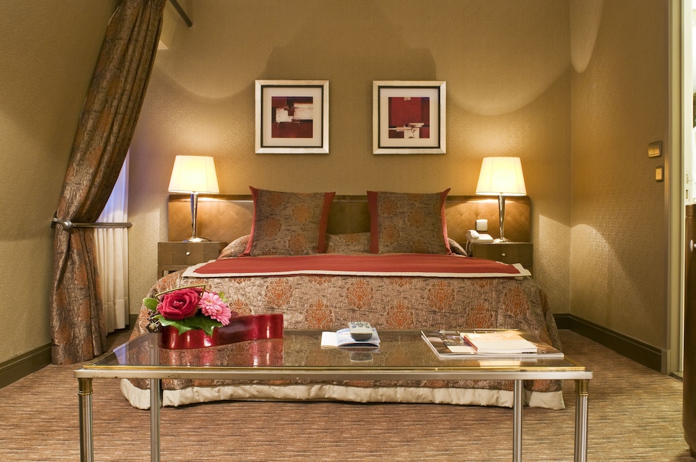 Deluxe Room, 1 King Bed (Premium) photo 2