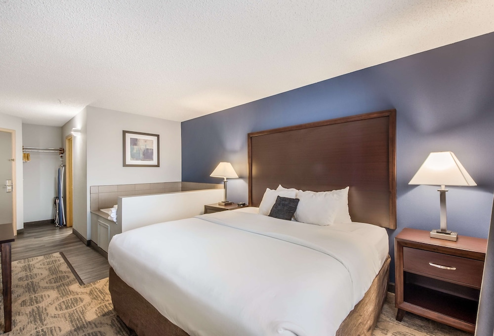 Suite, 1 King Bed, Jetted Tub - Photo 1