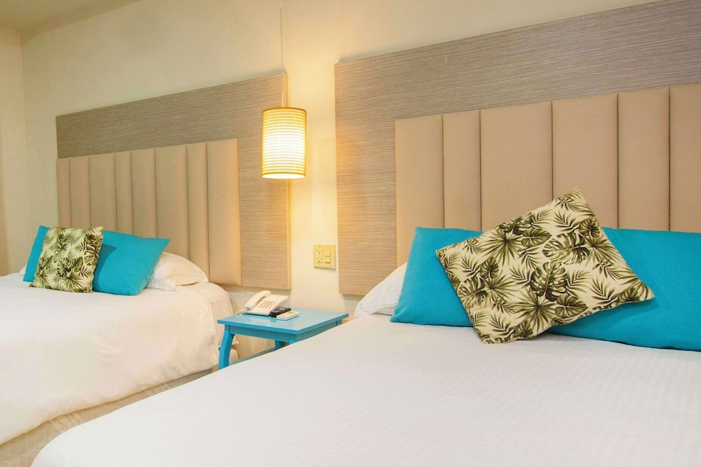 Standard Room, 2 Queen Beds, Non Smoking - Photo 1