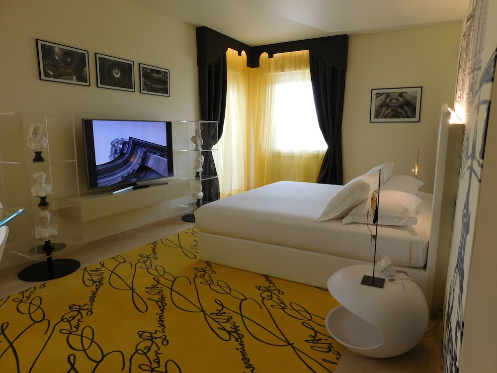 Premium Suite, 1 King Bed photo 2