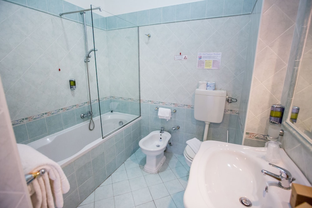 Triple Room, Balcony, Sea View - Photo 2