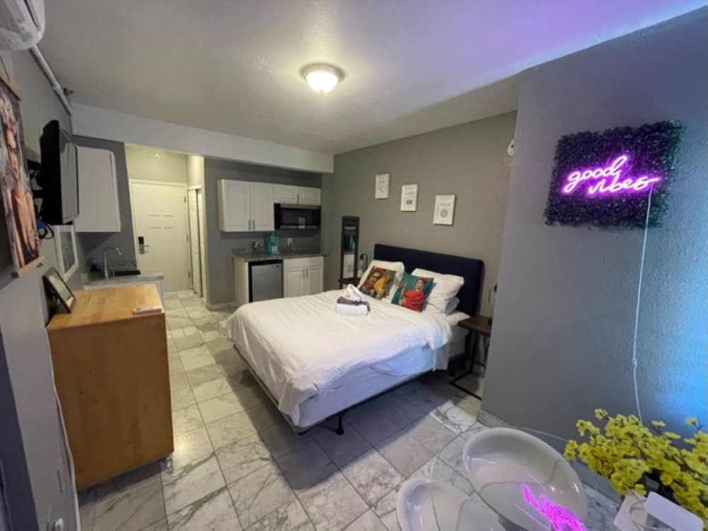 Cool studio in the heart of Sobe
