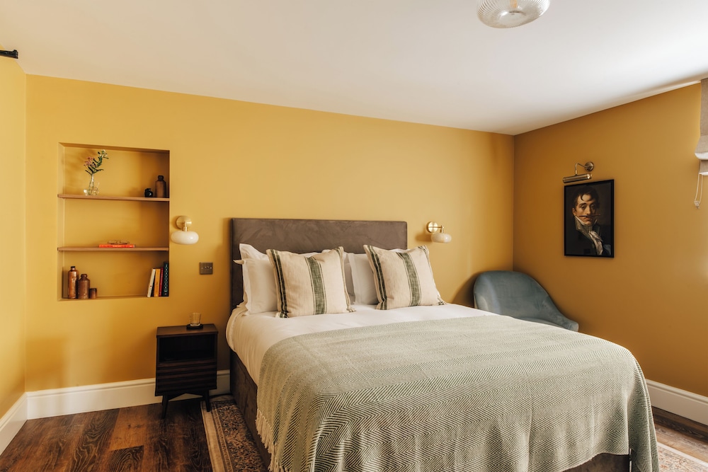 Family Suite, 1 King Bed with Sofa bed, Air conditioning photo 1
