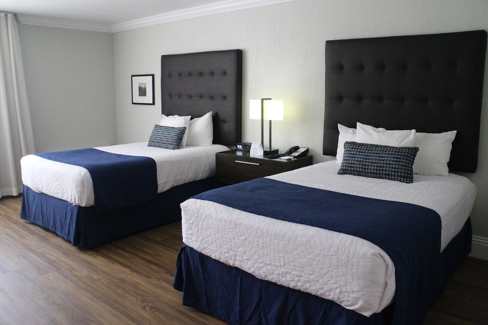 Deluxe Two Double Beds - Photo 2