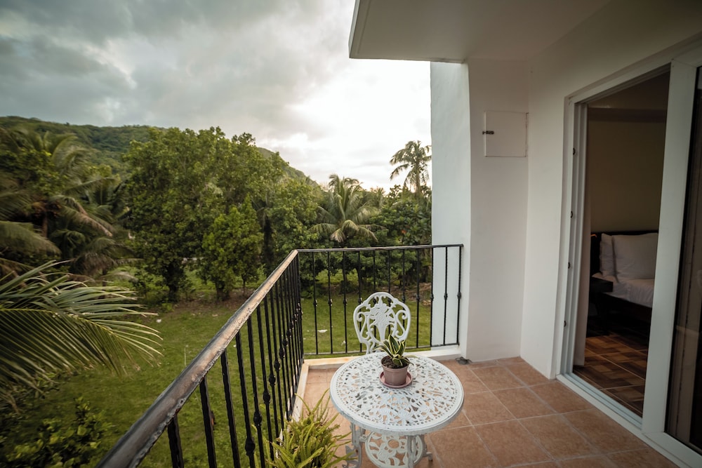 Premier Triple Room, Multiple Beds, Non Smoking, Mountain View - Photo 2