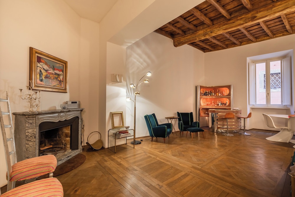 Chic and style 2 Bedroom Apartment with patio (Via Giulia 171)