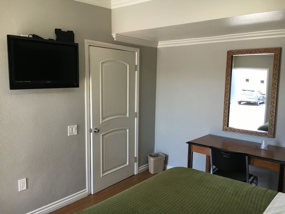 Standard Room, 1 Queen Bed photo 3