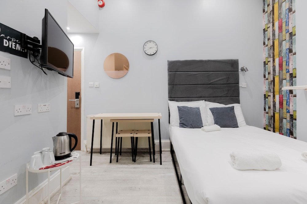 Classic Triple Room, Ensuite photo 2