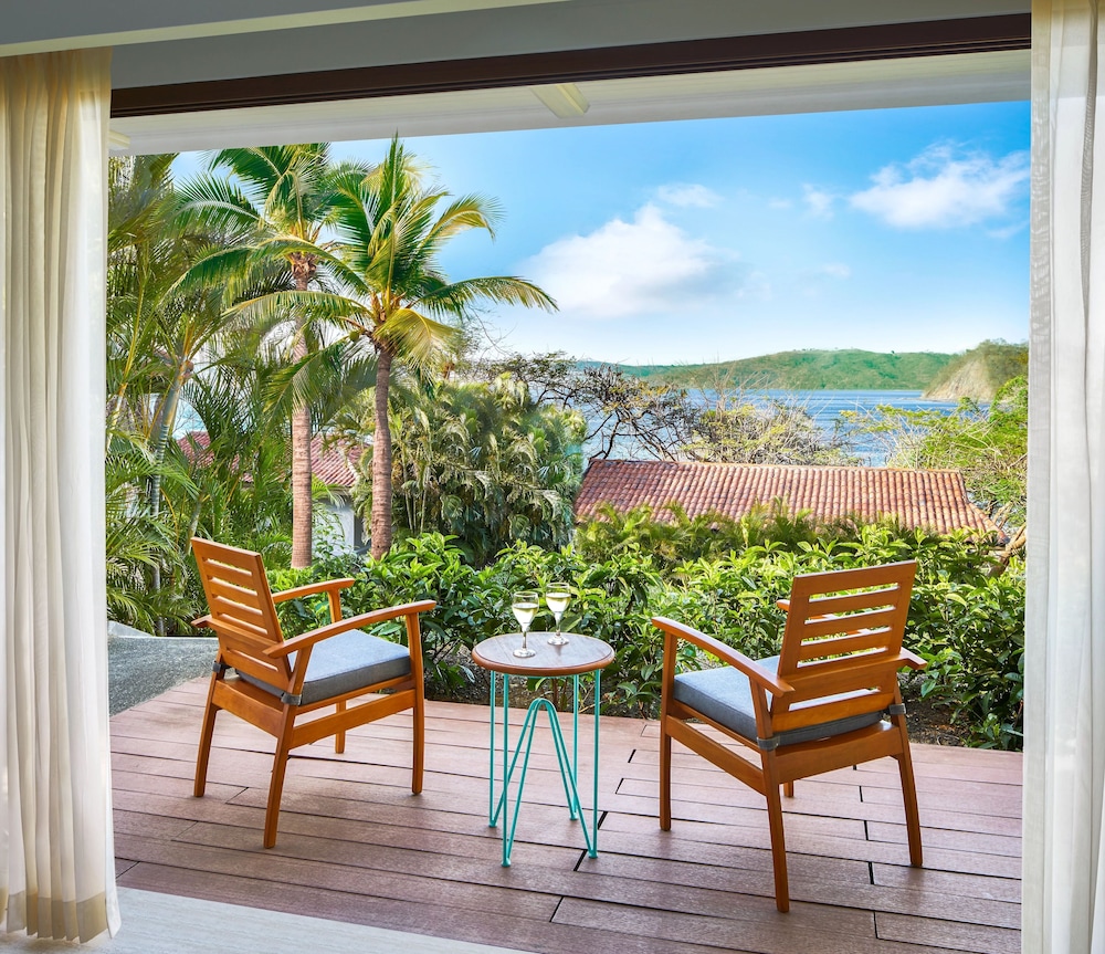Tropical View King Bed photo 2