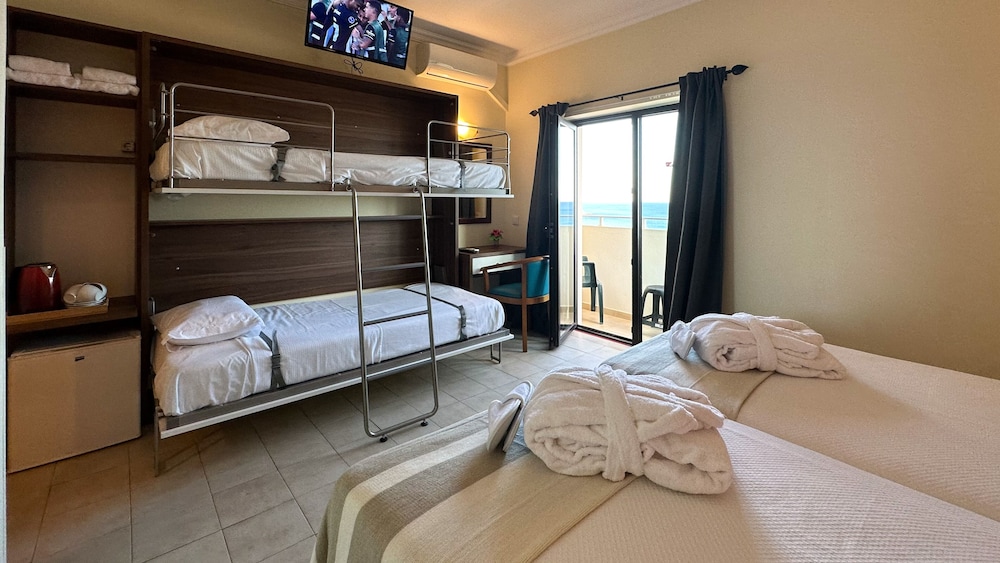 Superior Quadruple Room - Photo 6