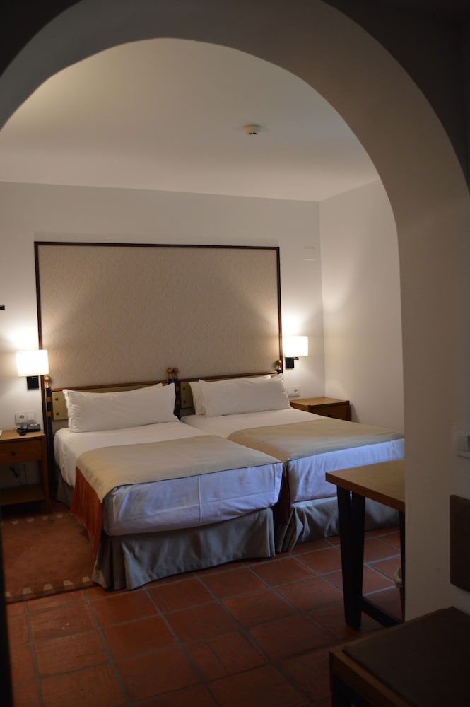 Standard Double or Twin Room - Photo 5