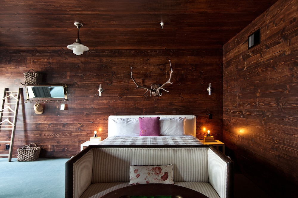 Superior Suite, 1 King Bed, Bathtub photo 2