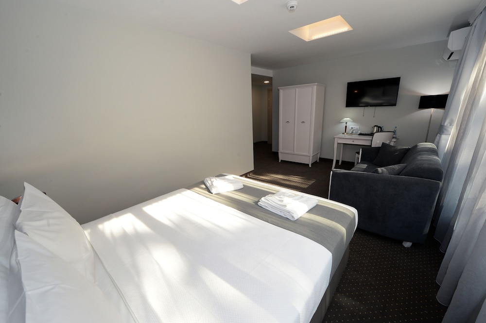 Superior Triple Room, City View photo 2