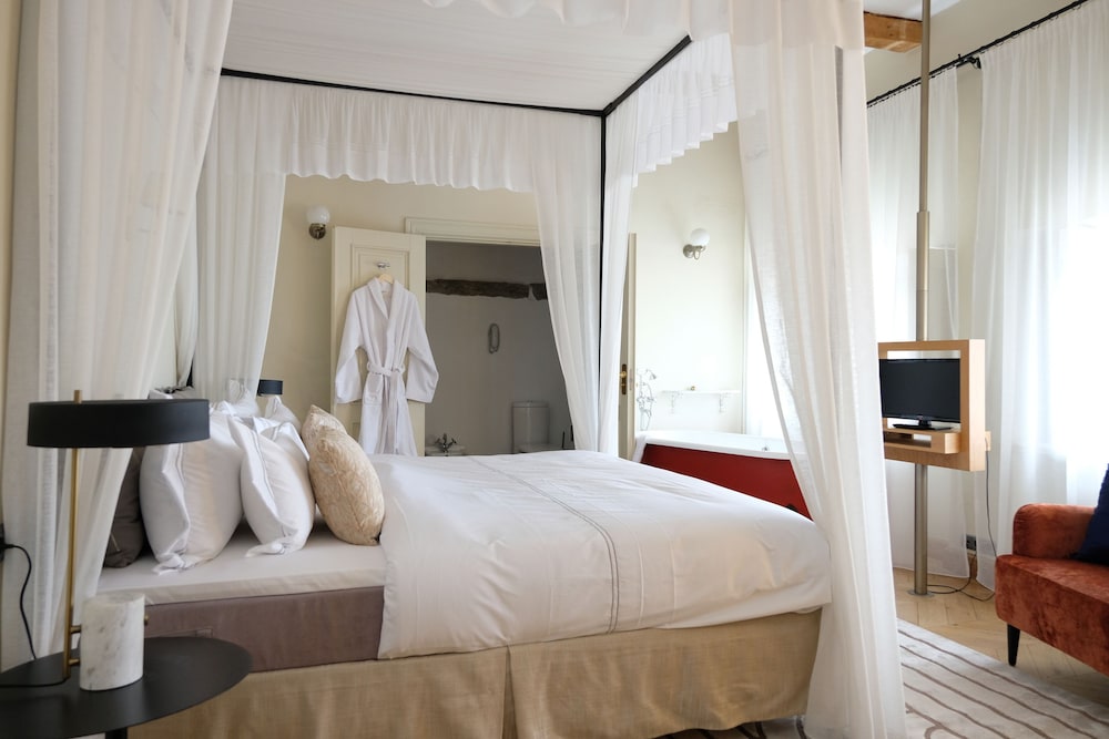 Romantic Canopy Room