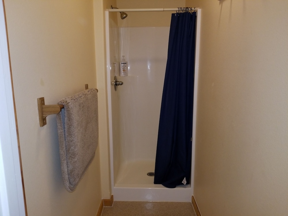 Standard Room, 1 Queen Bed, Shared Bathroom photo 3