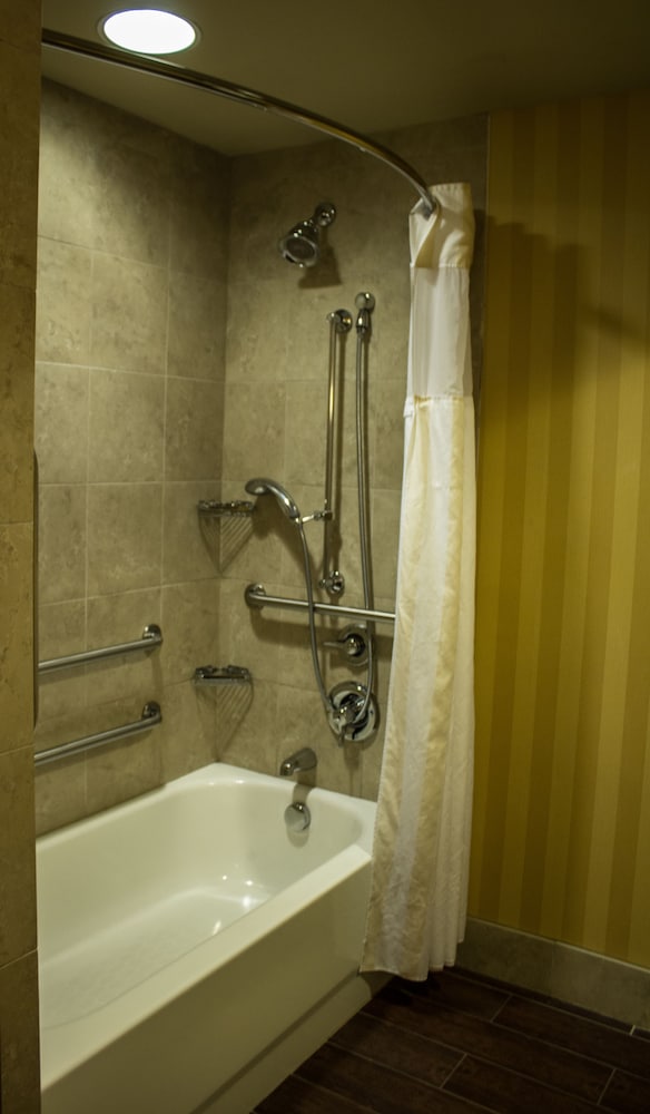 Room, 2 Queen Beds, Accessible - Photo 6