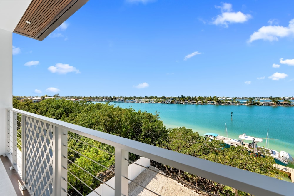 Luxury Seaside Escape ~ Heated Pool w Jacuzzi ~ Elevator ~ Dock ~ Scenic Views, Billede 36
