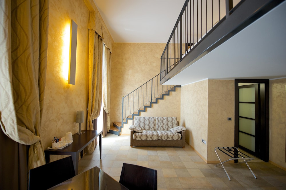 Family Room, Multiple Beds, Non Smoking, Mezzanine (Larger Room) - Photo 15