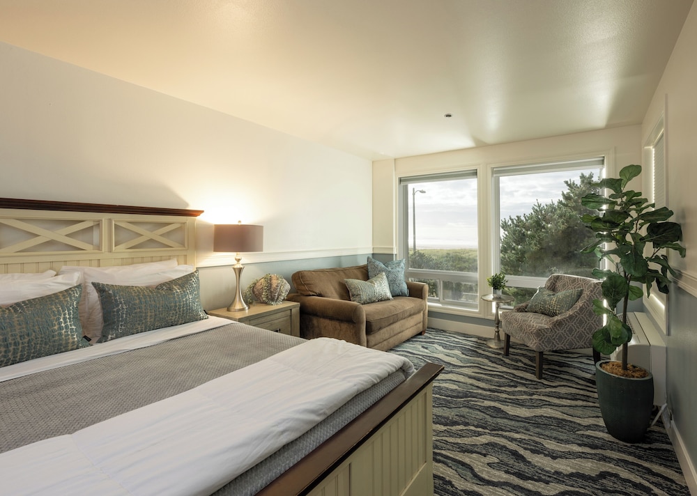 Oceanfront Queen Bed - Pet Friendly