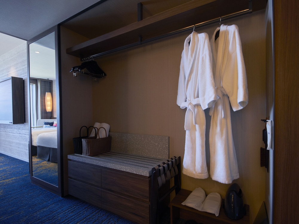 Deluxe Hollywood Twin Room, Non Smoking (With Club Pool & Lounge Access) - Photo 27