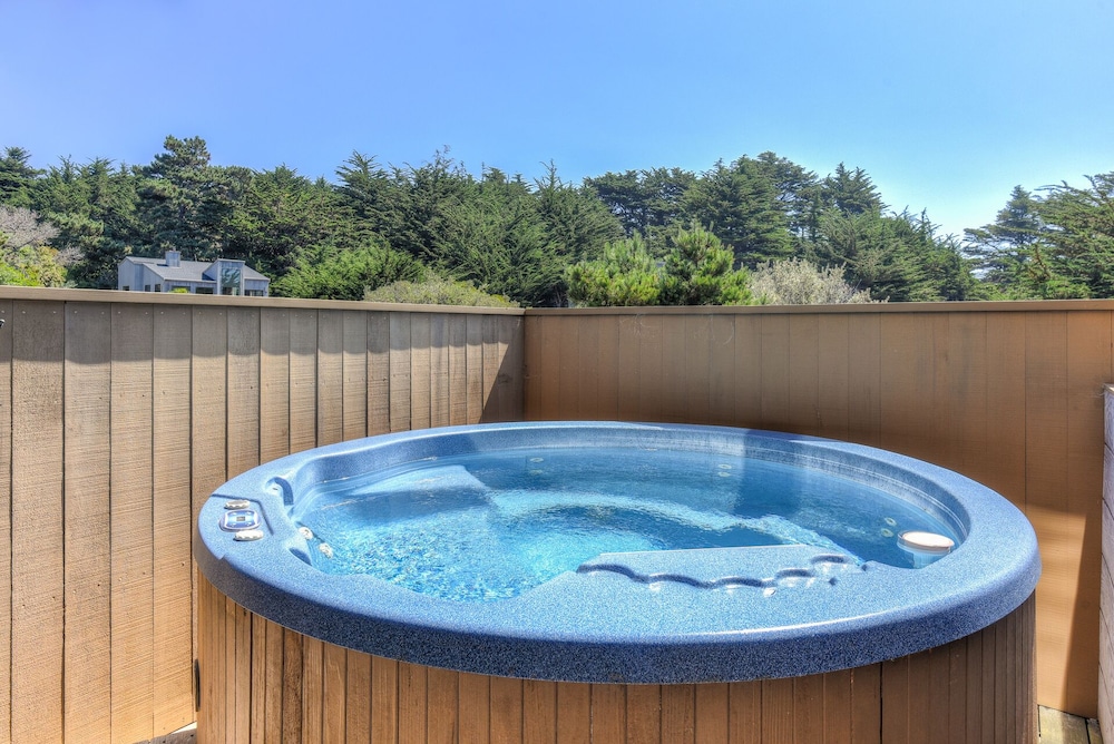 House, Multiple Beds, Hot Tub, Partial Ocean View photo 3