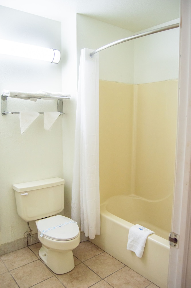 Standard Room, 1 King Bed, Accessible photo 2