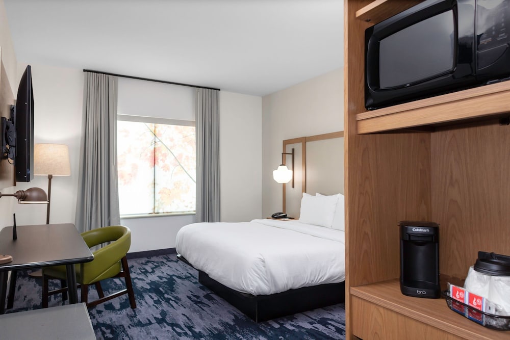 Room, 1 King Bed (Mobility/Hearing Accessible, Tub) - Photo 1