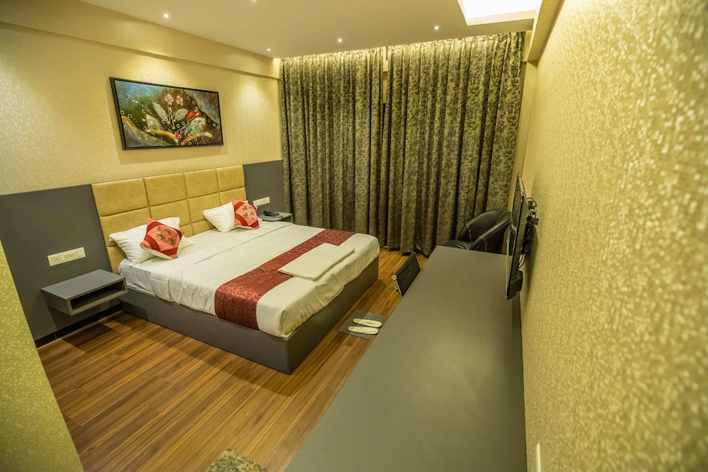 Superior Room, 1 King Bed photo 1