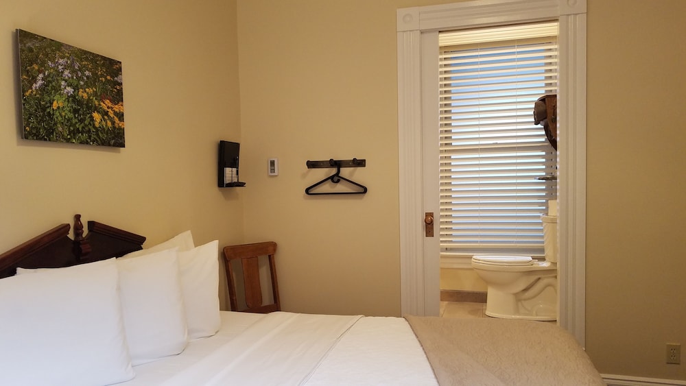 Petite Room 2, No View