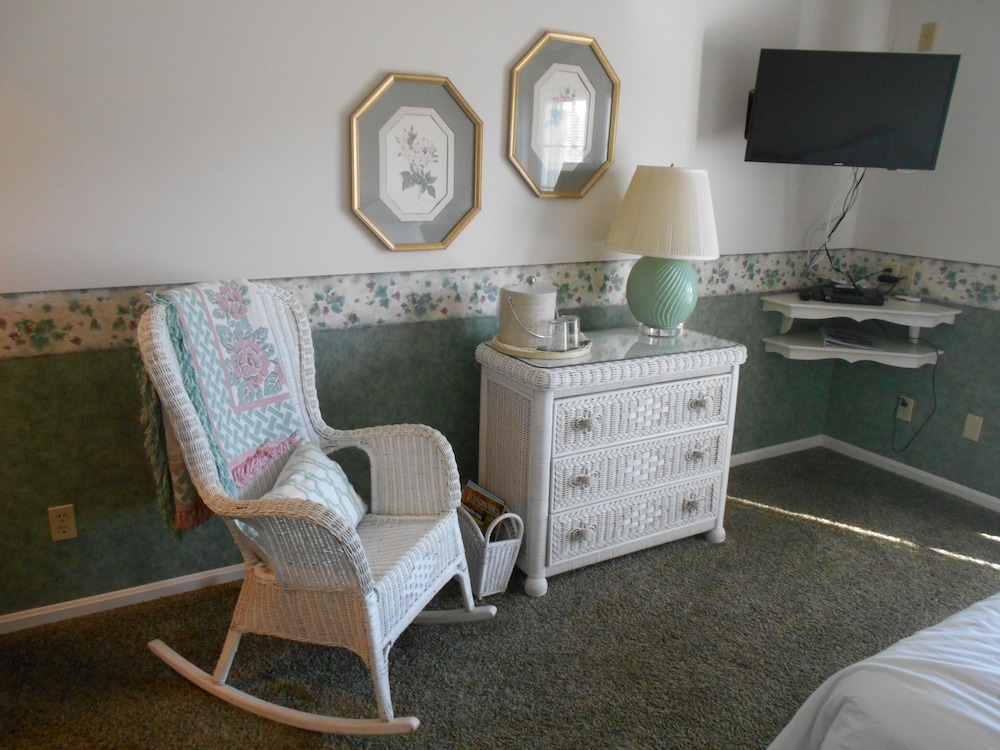Room, 1 Queen Bed (Wicker) photo 3
