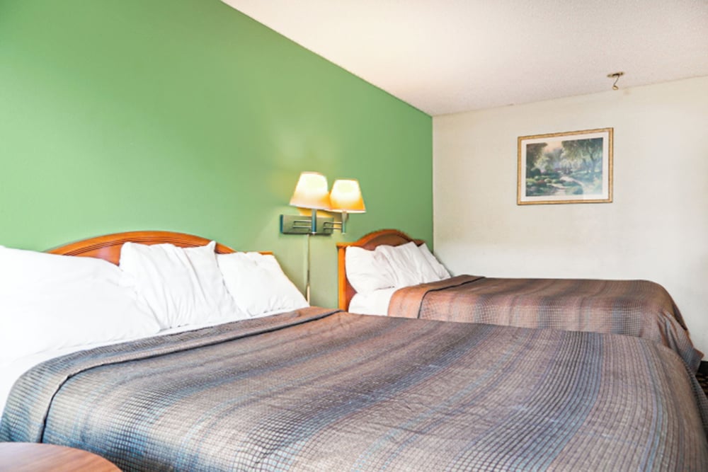 Room, 2 Queen Beds, Smoking - Photo 4