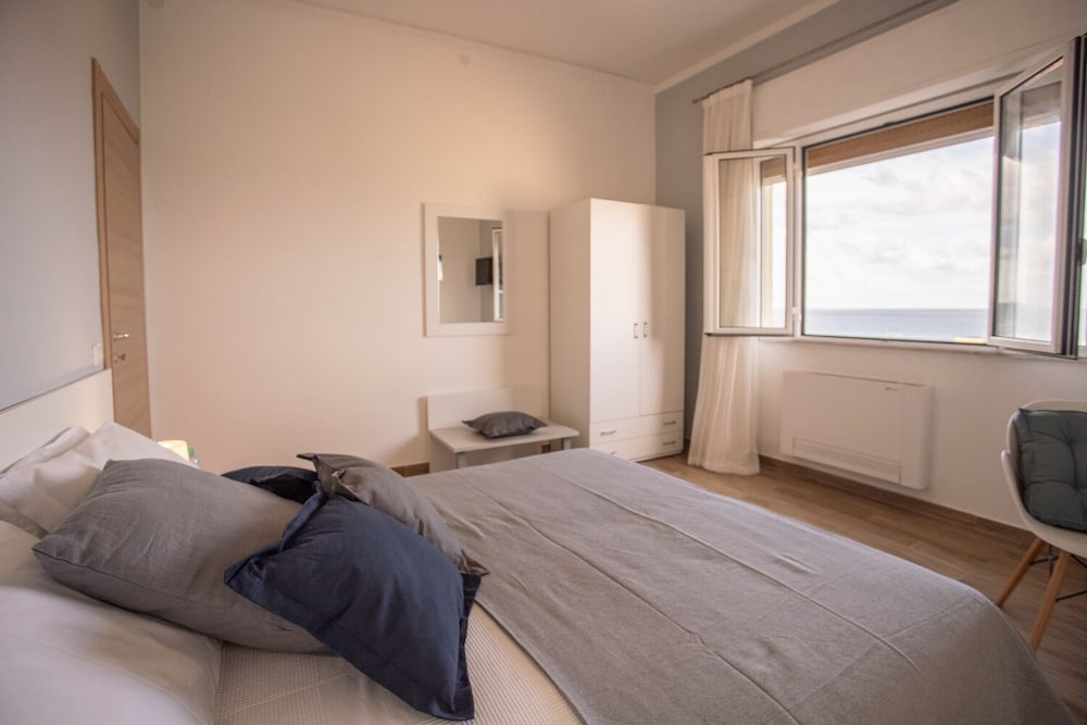 Double Room (Queen)