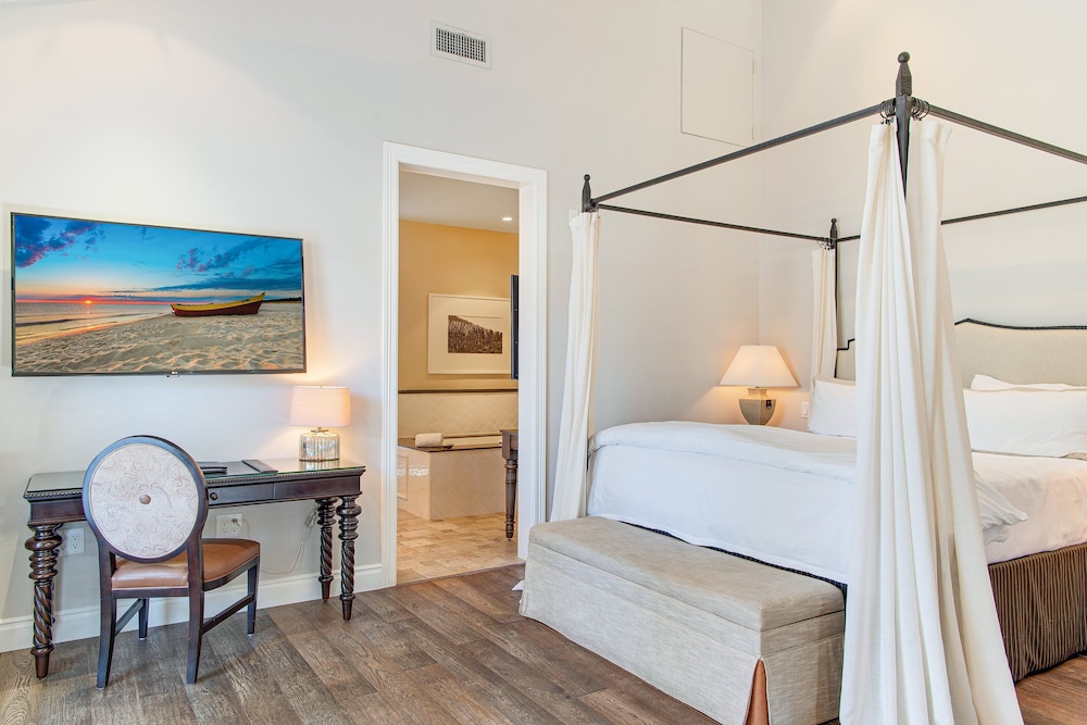 Suite, 1 King Bed, Newly Renovated - Photo 3