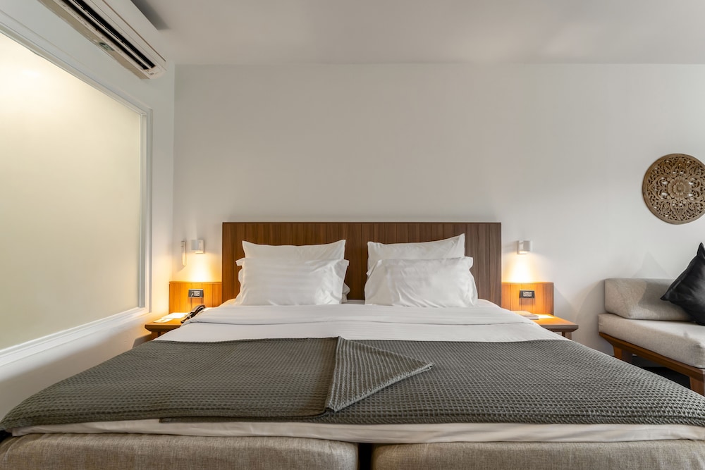 Grand Room, Pool View (Deluxe) - Photo 7