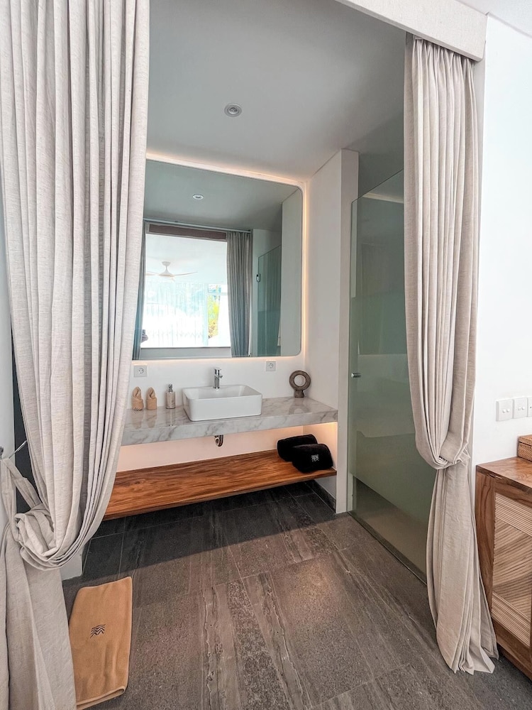 Deluxe Double Room, 1 Queen Bed, Pool View photo 2