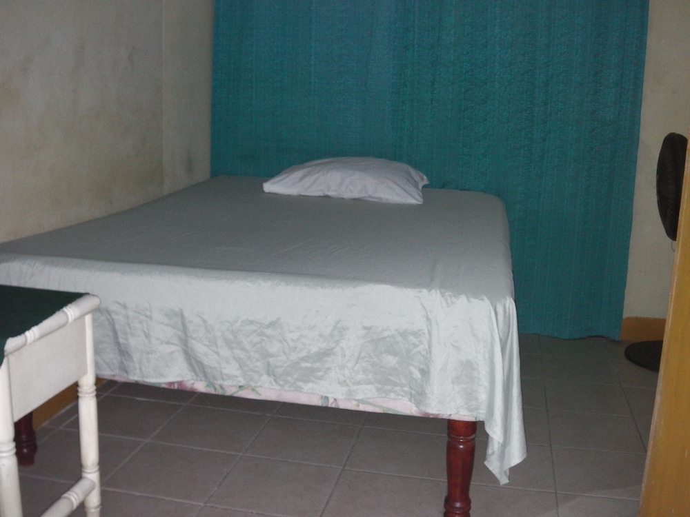 Basic Single Room, 1 Queen Bed photo 1