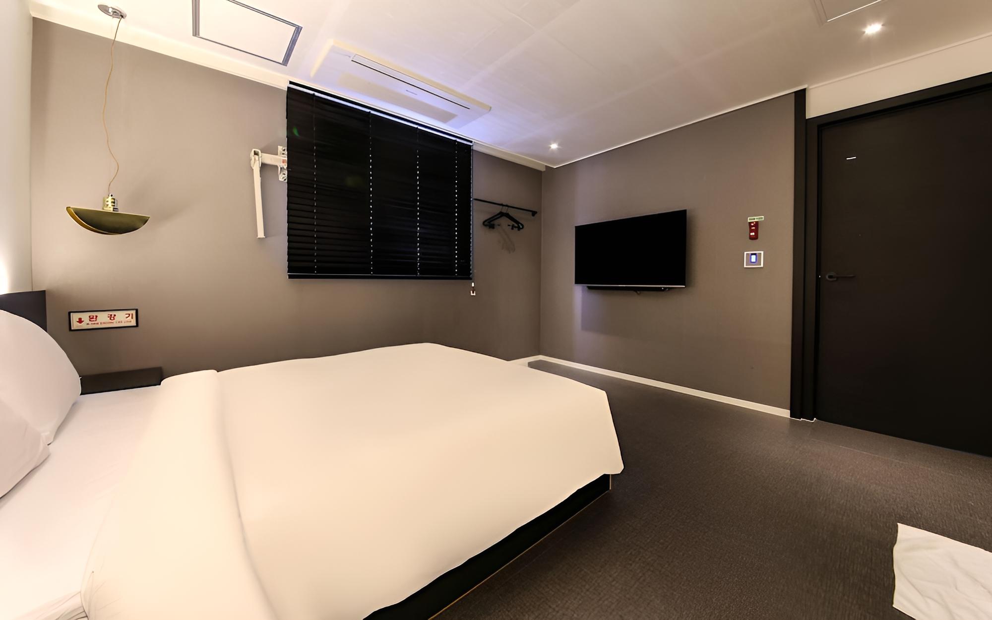 Room (Family Room A (bidet/hotel bedding/hi) - Photo 7