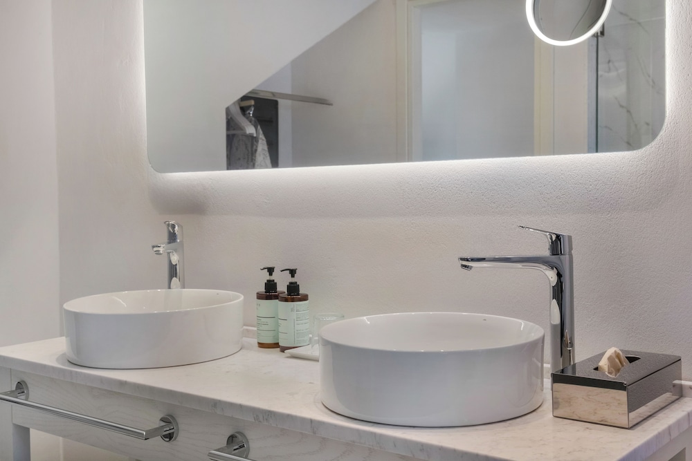 Lower Ground Level Suite with Plunge Pool